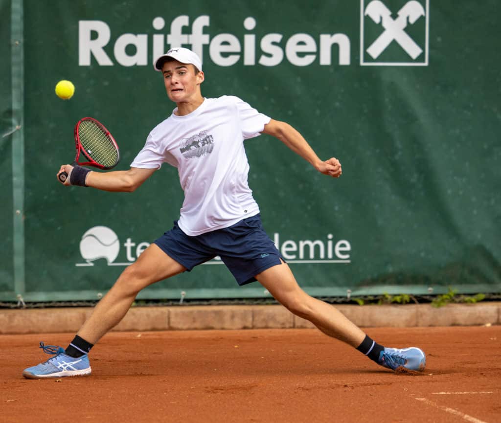 Constantin Neubauer slides to a forehand