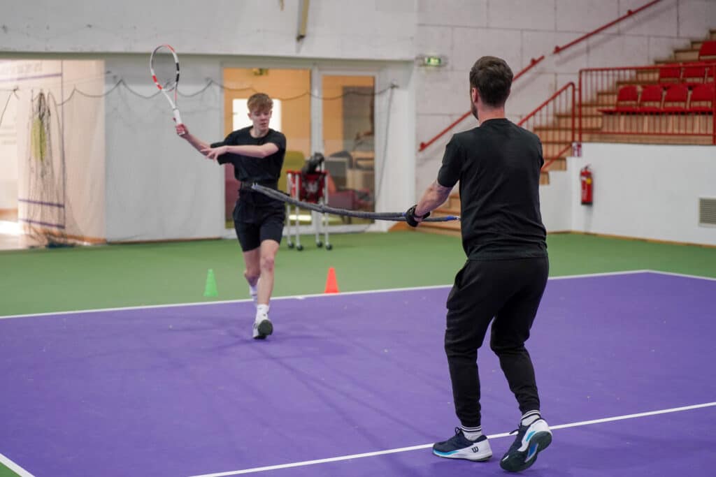 Niklas Pomper trainiert mit Headcoach Pascal Brunner am Tennisplatz